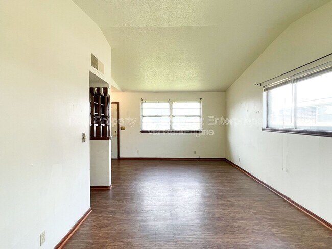 Building Photo - 4841 Newport Dr