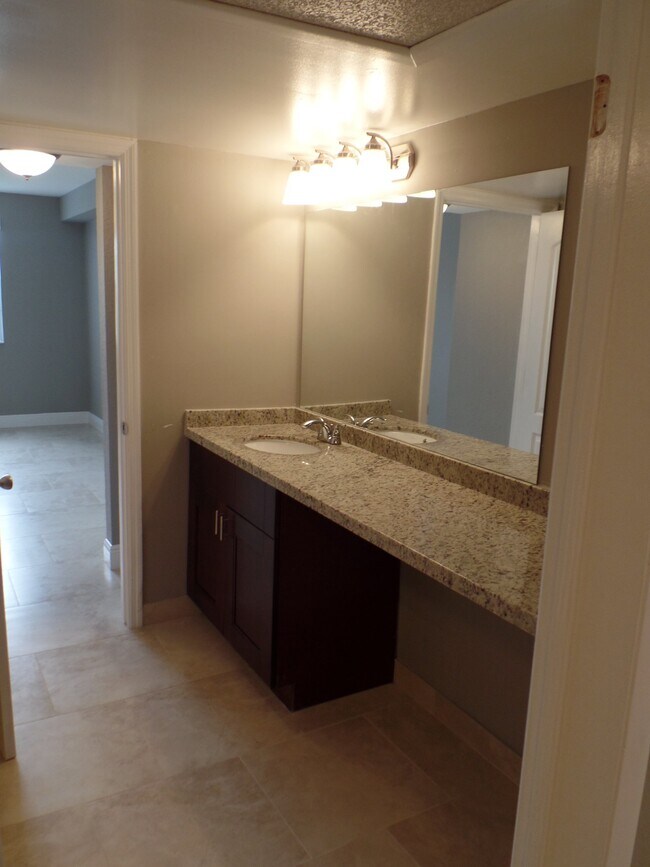 Foto del edificio - 2820 N Oakland Forest Dr