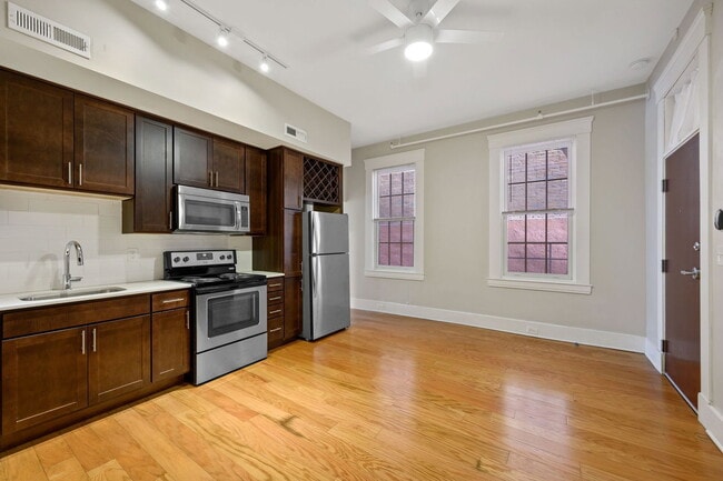 Building Photo - 516 E 13th St