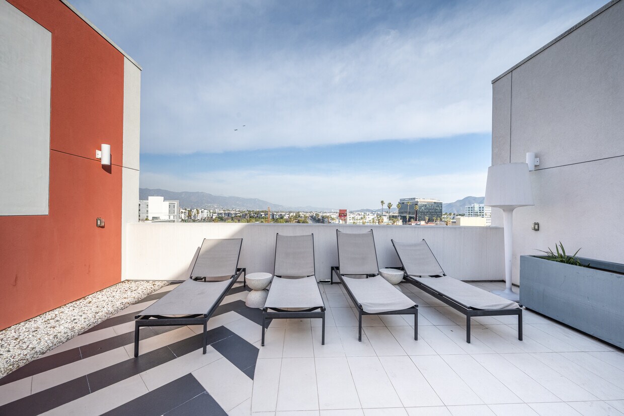 Foto principal - 11405-11403 Chandler Blvd
