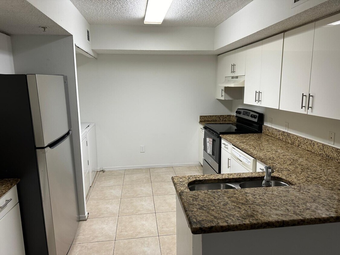 Foto principal - 9625 NW 1st Ct