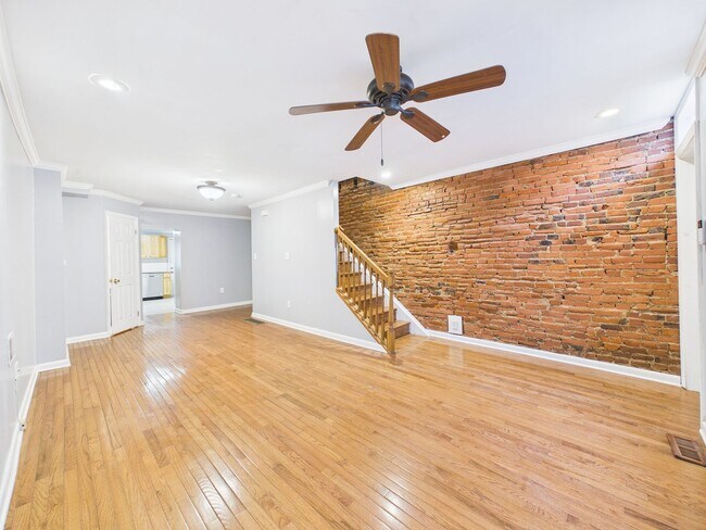 Building Photo - Bright 2 bed 1.5 bath  AVAILABLE NOW