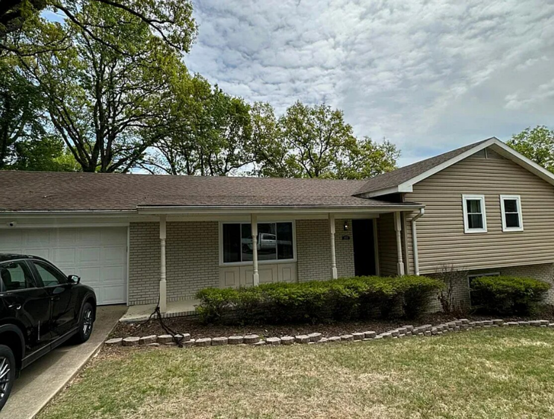 Foto principal - Charming 3 Bedroom Home with Spacious Back...