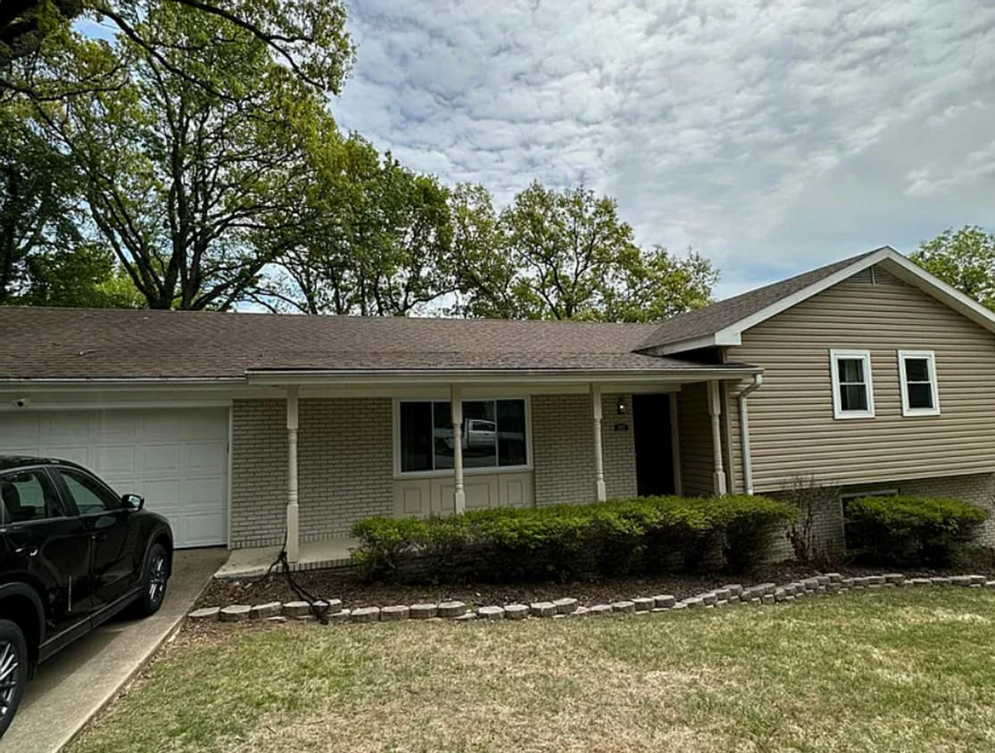 Primary Photo - Charming 3 Bedroom Home with Spacious Back...