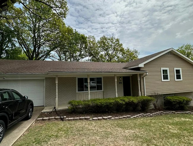 Charming 3 Bedroom Home with Spacious Back... - Charming 3 Bedroom Home with Spacious Back...