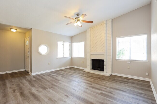 Foto del edificio - 16419 Spruce Leaf St