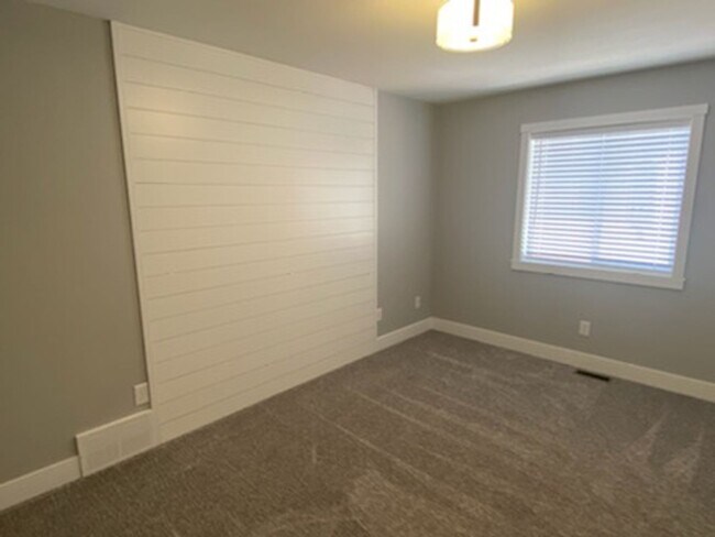 Building Photo - Fully remodeled westend 2 bedroom. 1 bath,...