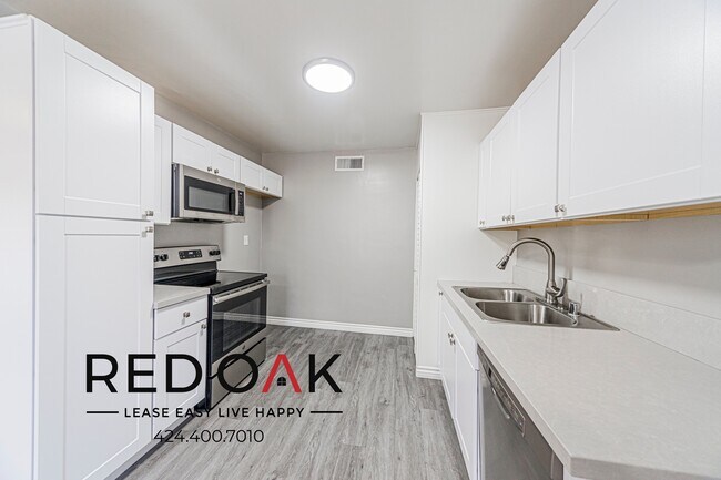 Building Photo - 10741 Moorpark St