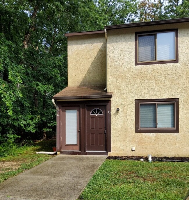 End unit, first floor - 23 Stratton Ct