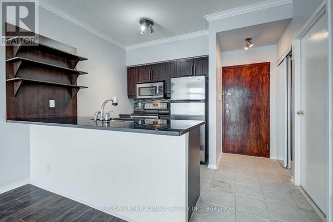 Building Photo - 10 Queens Quay W