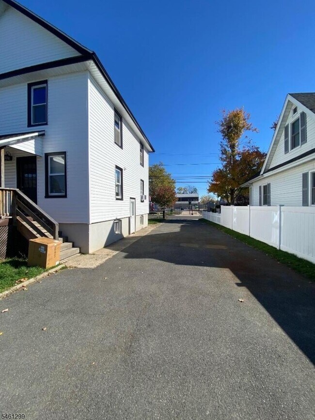 Foto del edificio - 229 Thompson Ave
