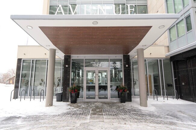 Photo du bâtiment - 1025-2105 5 Ave SW