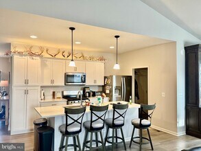 Building Photo - 100 Batik Wy