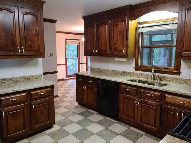Kitchen - 212 Squires Creek Rd