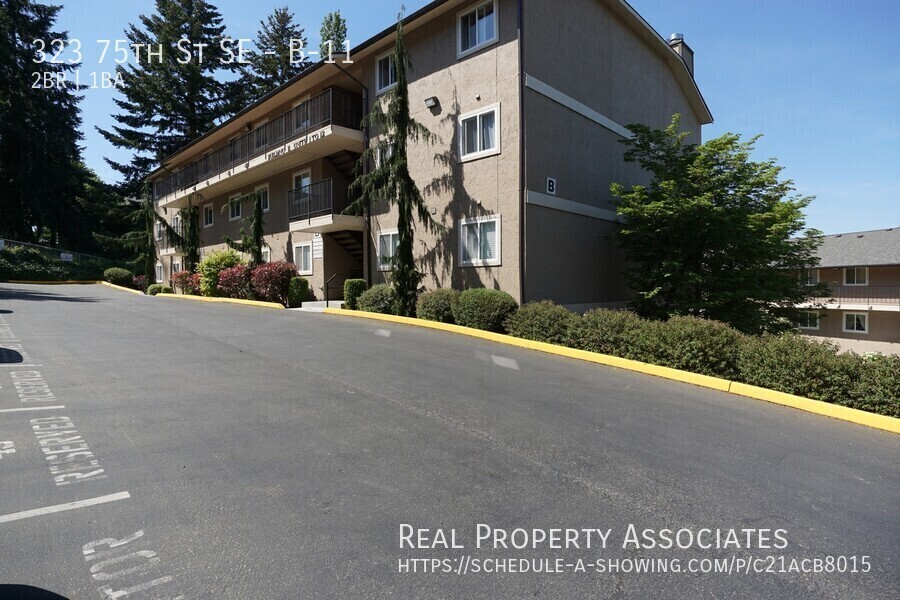 Primary Photo - Spacious and Bright 2 Bedroom Condo with L...