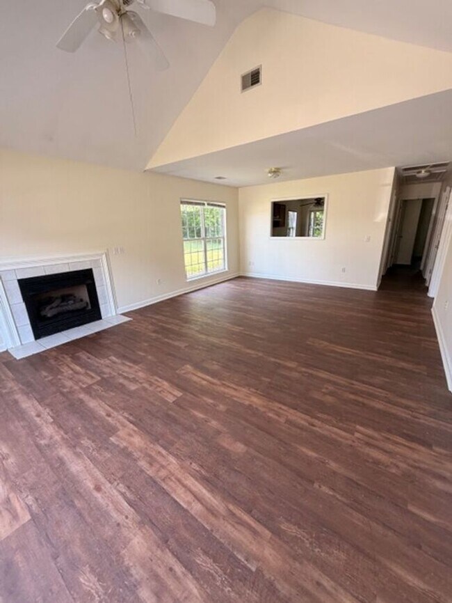 Foto del edificio - Beautiful and spacious! Ready for move in!