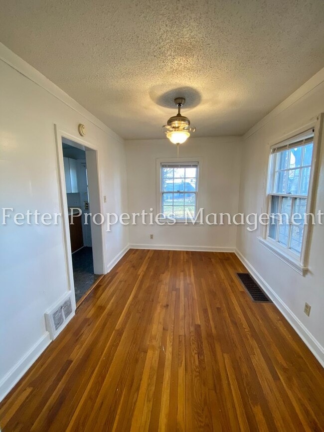 Building Photo - 933