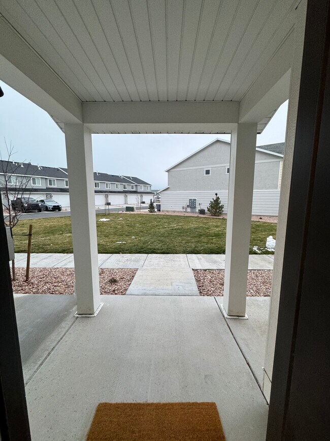Building Photo - 1063 E Regatta Ln