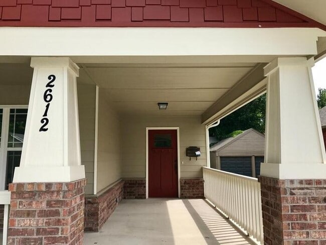 Building Photo - 3/2 Open And Bright Craftsman!