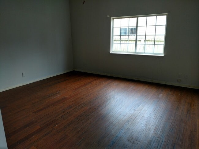 Building Photo - 3 Bedroom 1.5 House right off I-65