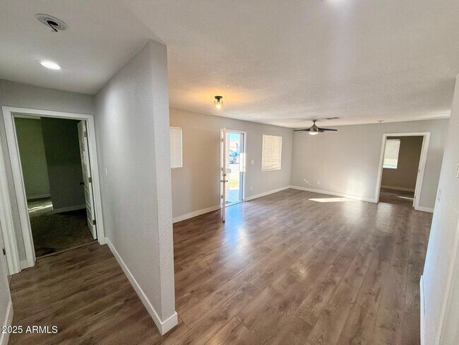 Foto del edificio - 2002 E St Anne Ave