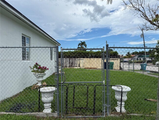 Foto del edificio - 2445 SW 90th Ave