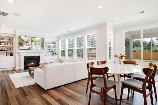 Building Photo - Stunning 5 Bedroom Home in Desirable Chann...