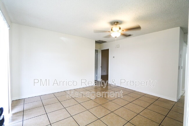 Foto del edificio - 3253 Bloomingdale Villas Ct