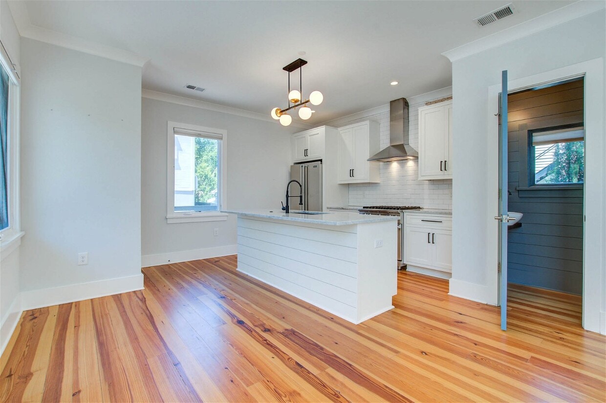 Primary Photo - 21 Charlotte Street Apt #D, Charleston, SC...