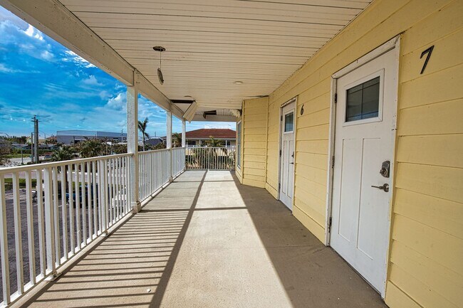 Foto del edificio - Seasonal or Annual Fully Remodeled Apartme...