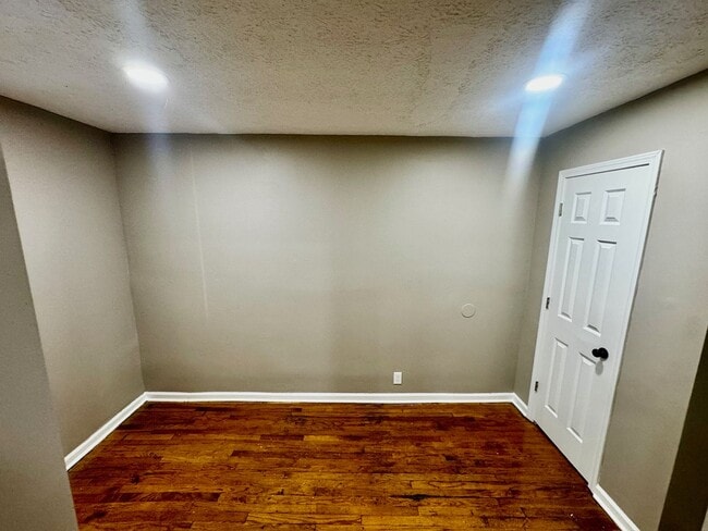 Building Photo - Shelby Park Studio Apartment - $650, Section 8 Welcome