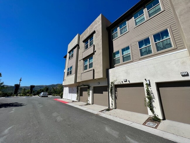 Foto del edificio - 2 bed 2bath w/attached garage, Pet-friendl...