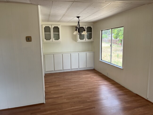 Dining room - 18325 Hooker Creek Rd