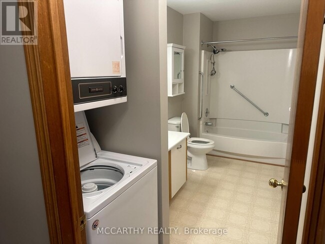 Building Photo - 217 Sarah Ct