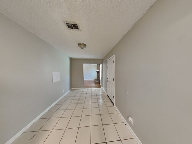 Foto del edificio - 6319 Ian Chad Dr E