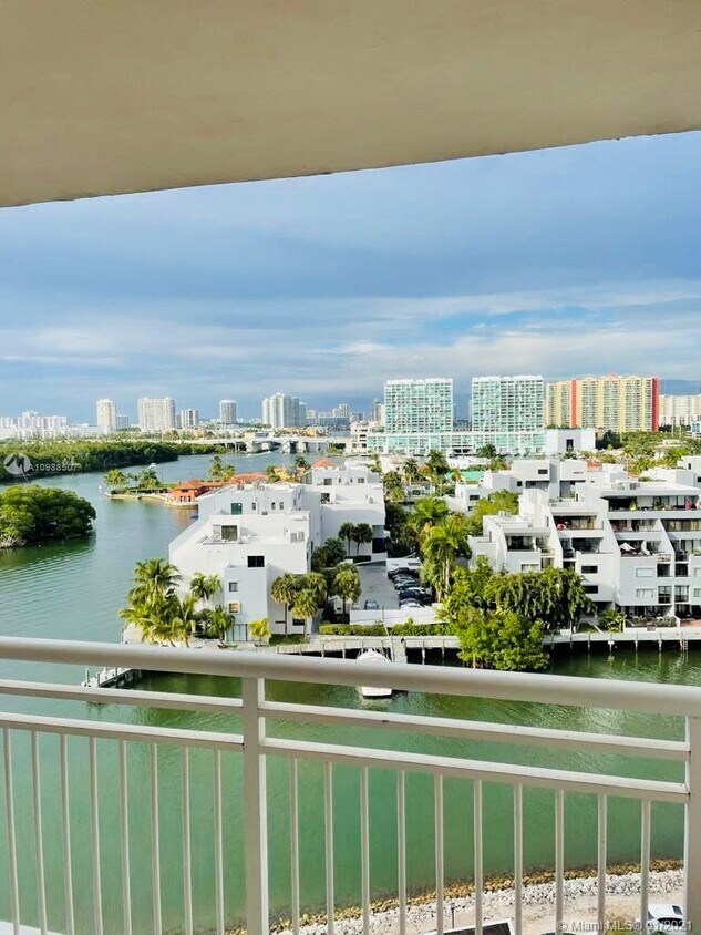 Foto principal - 400 Kings Point Dr