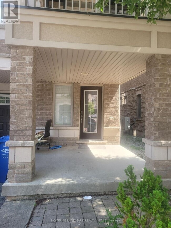Building Photo - 2435-2435 Greenwich Dr