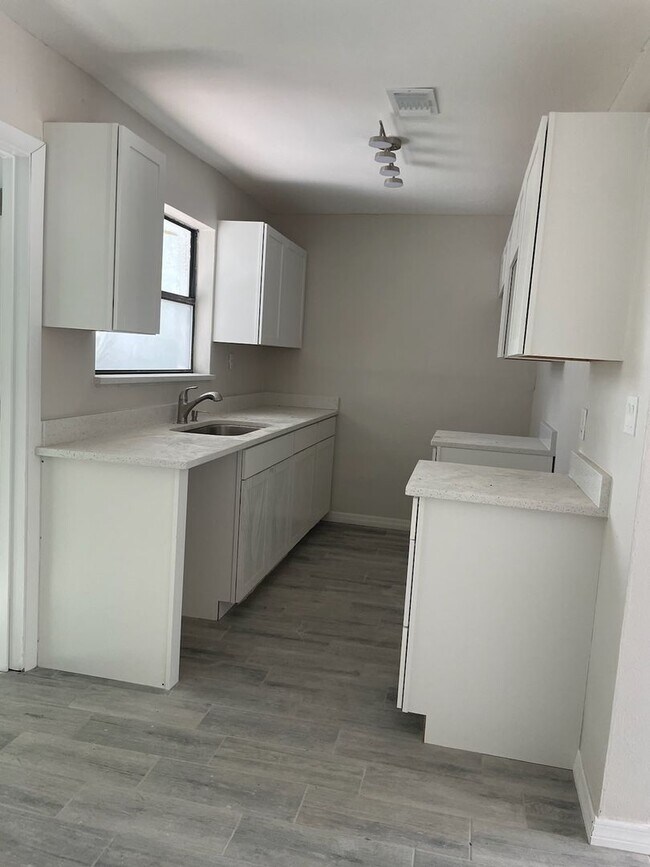 Building Photo - FOR RENT!!! BEAUTIFUL AND RECENTLY UPDATE ...