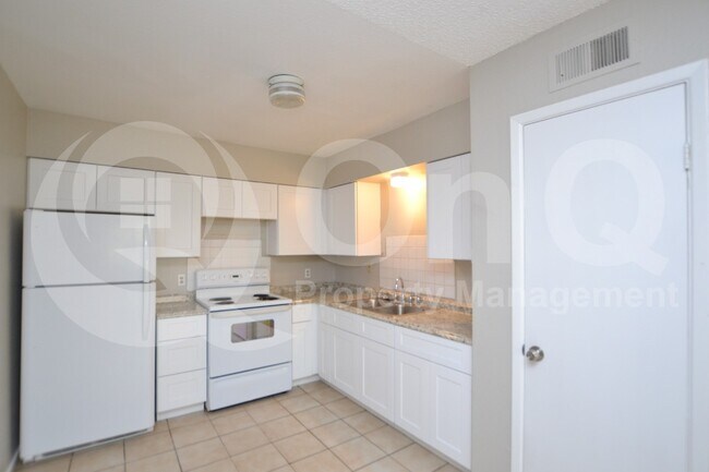 Foto del edificio - 1861 N Center St