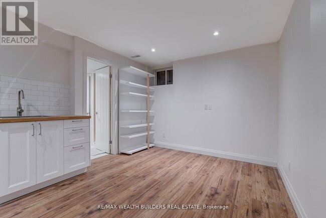 Building Photo - 172 Indian Rd Crescent