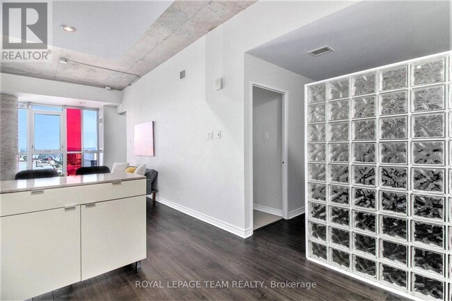 Photo du bâtiment - 324 Laurier Ave W