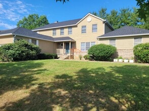 Building Photo - Large 3 BR Townhome/Condo - Available mid June