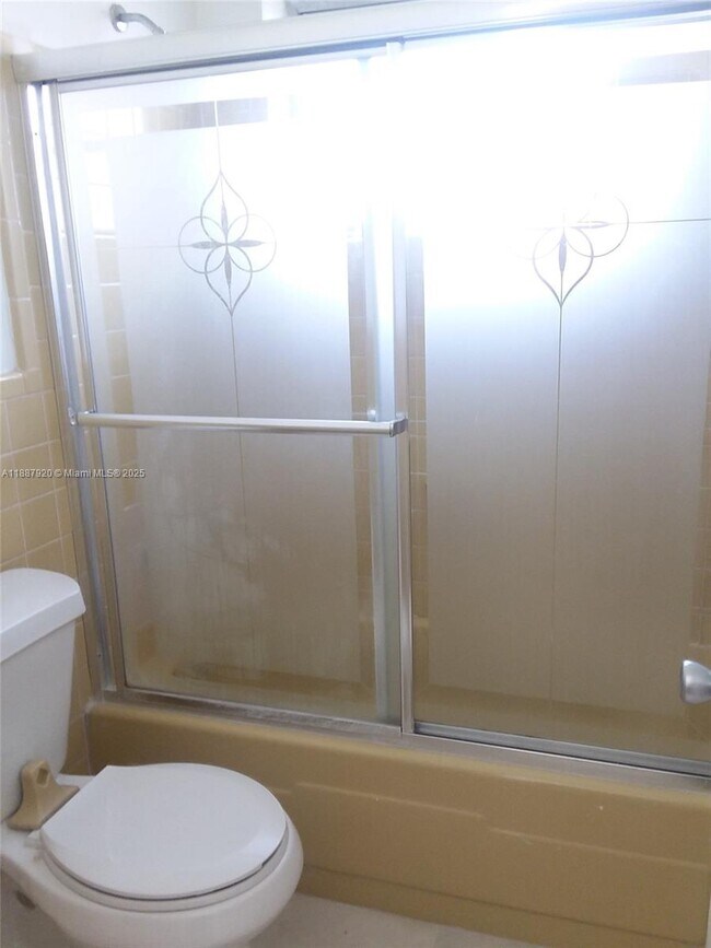 Foto del edificio - 1773 NE 146th St