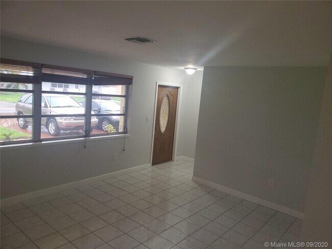 Foto del edificio - 8121 NW 12th St