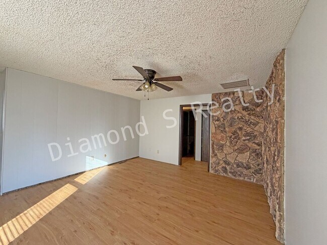 Foto del edificio - Spacious 2 Bedroom Duplex with Huge Parklike Backyard!