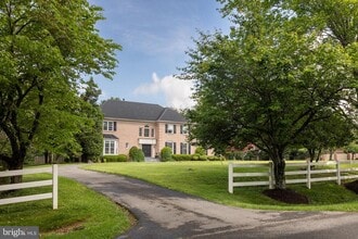 Building Photo - 8809 Saunders Ln