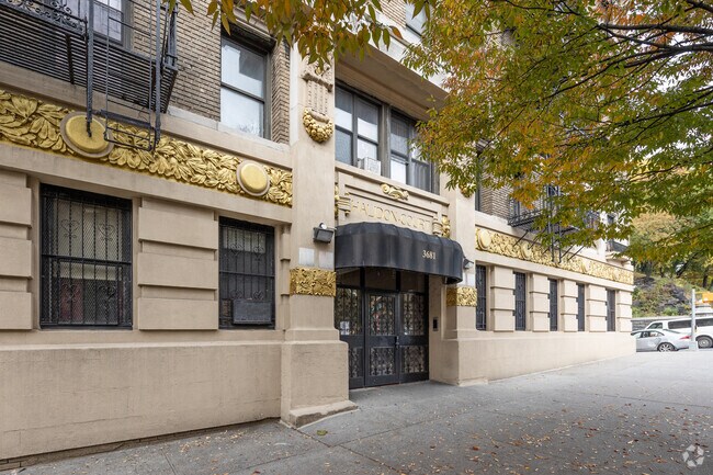 Entrada - 3681 Broadway