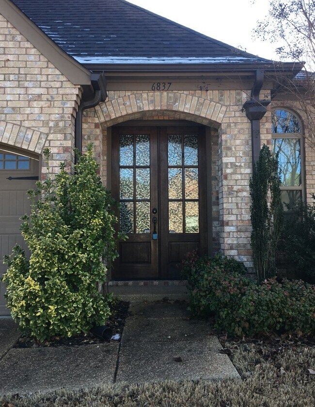Building Photo - Gated Community! Home built in 2014. Fence...