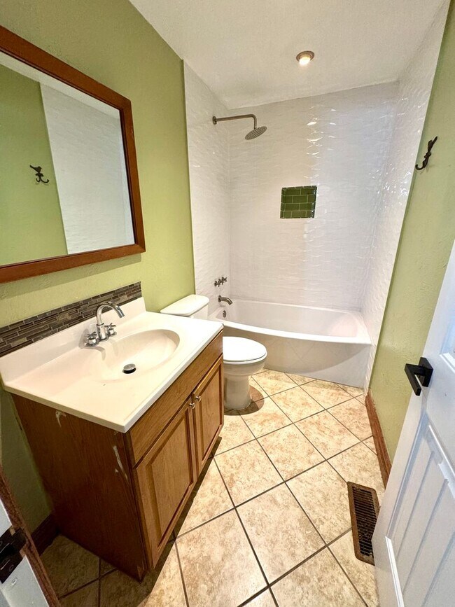 Foto del edificio - Charming Bungalow with Large Fenced Backyard, Shed & Great Central Location!