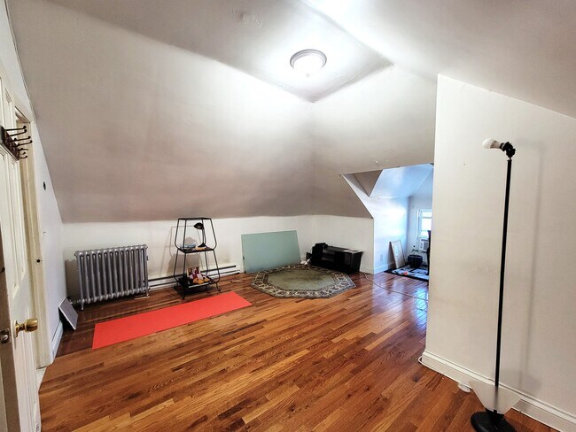 Building Photo - 11 Monponset St